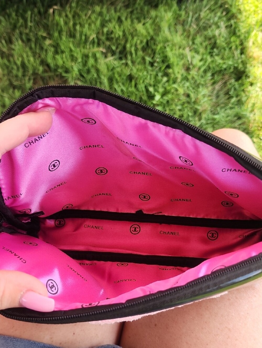 CHANEL Black Patent Leather Crossbody with Pink CC Logo - Picture 2 of 4